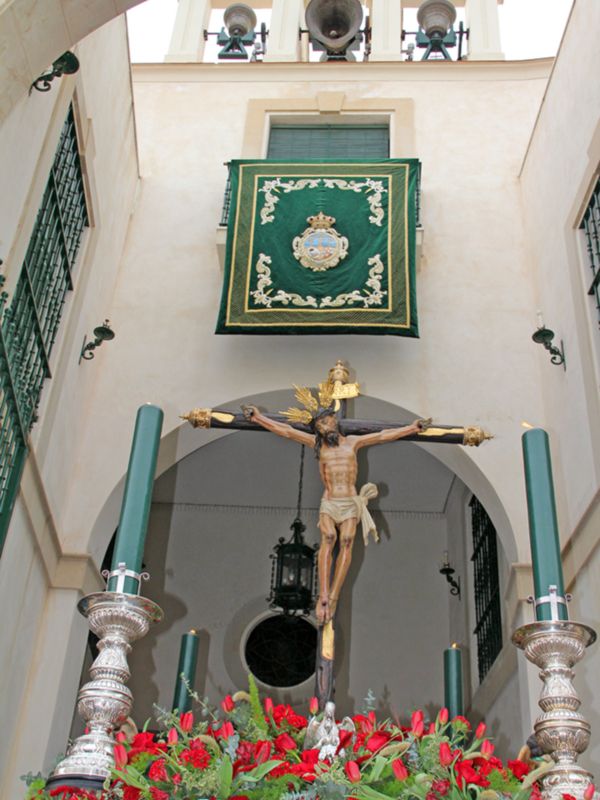 El crucificado de la Vera Cruz de  Alcalá del Río en unas andas, con la estampa inusual del traslado del Señor en posición vertical, tal y como sale e