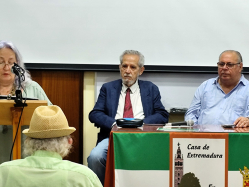 En la casa de Extremadura charla-coloquio, a la Sevilla que se fue por Carlo Varela presidente del Ateneo de Triana