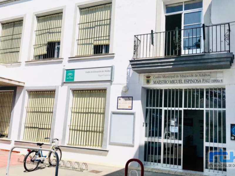 El Centro de Educación de Adultos de Chipiona tiene en marcha una campaña informativa sobre la matriculación para el próximo curso  