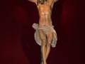 Escultura de Cristo en la cruz, con inscripción en hebreo y latín en el pedestal.