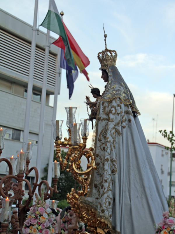 El barrio de las Huertas rinde pleitesía a la Virgen del Carmen de San Leandro