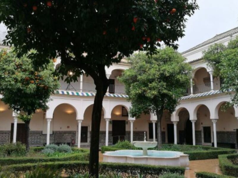 El consistorio sevillano asegura que la programación de Santa Clarra”está garantuizada” y acusa al PSOE de “manipulación”