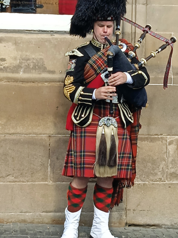 El Kilt: La Tradicional Falda Escocesa que Define su Identidad Cultural" 