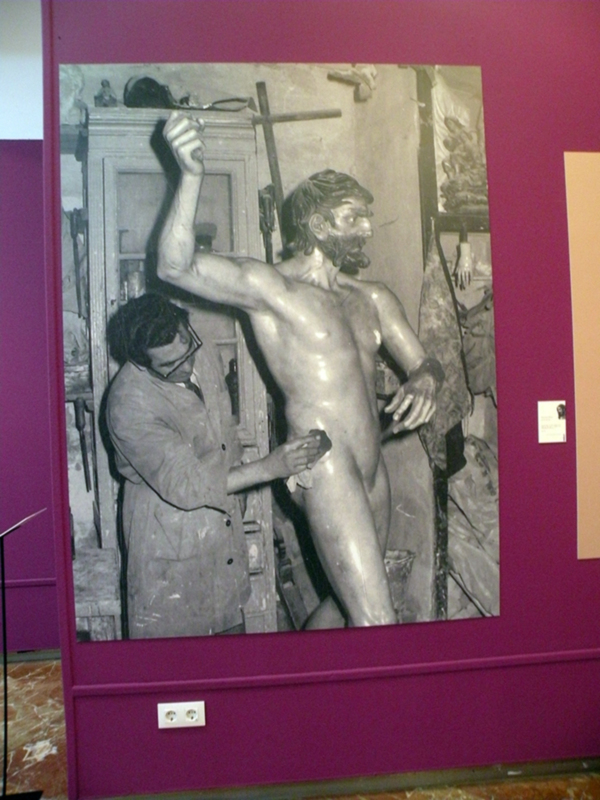  "Inaugurada la Exposición 'Cincuenta Años Atado a Ti' en el Círculo Mercantil de Sevilla para Conmemorar el Medio Siglo del Señor Atado a la Columna 