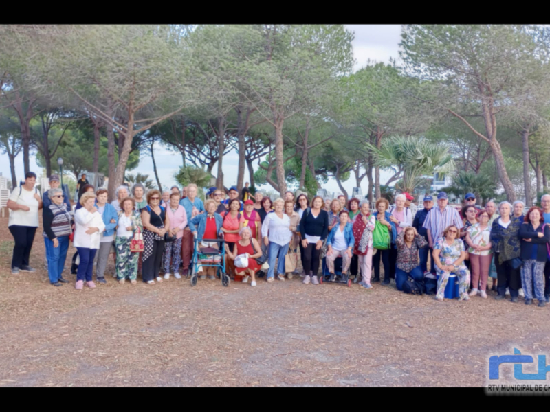Un grupo de mayores del Centro Social de Chipiona participaron ayer en una jornada multiaventura en el Coto de la Isleta con motivo del Día del Mayor