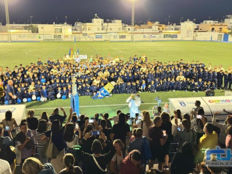 17 equipos, 350 jugadores y el estreno de su mascota Chipigol en la presentación de la temporada del Chipiona C.F.