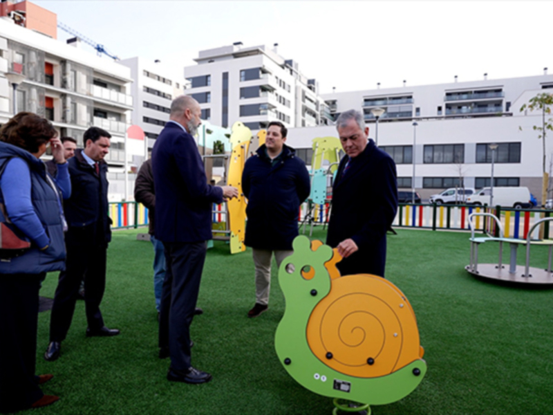 Sevilla Este estrena un nuevo parque infantil con más accesibilidad y zonas verdes.