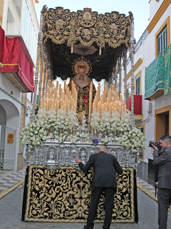 Tres pasos, tres virtudes y un pueblo en oración así se vivió el Viernes Santo en Alcalá del Río