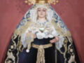 Imagen de la Virgen María vestida con trajes tradicionales en un entorno religioso.