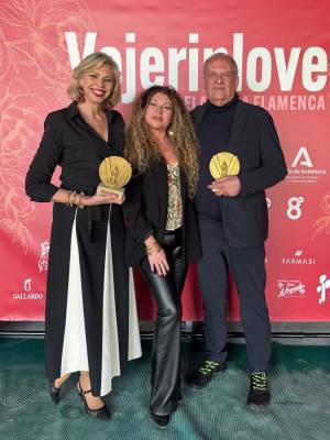  Marina Bernal y Javier Aroca ambos de Tve premiados en la III Pasarela flamenca VejerinLove de Vejer de la Frontera 