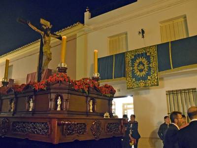 Alcalá del Río se sumerge en el recogimiento con la salida del Cristo del Buen Fin 