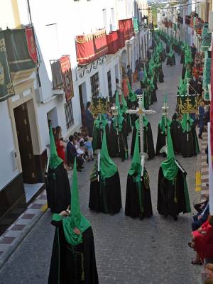  La Vera-Cruz de Alcalá del Río renueva su legado de fe en el Jueves Santo ilipense 