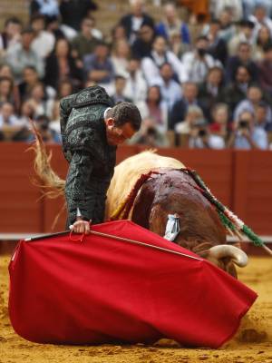 Lama de Góngora pasea una oreja y Pepe Moral, vuelta al ruedo en la segunda de abono en Sevilla