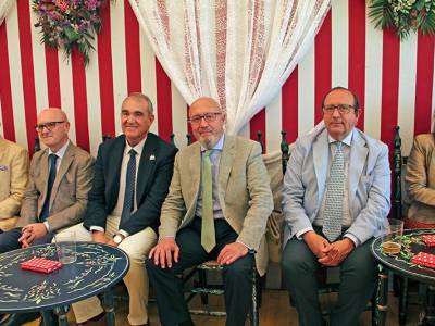 El Comandante Naval José Daniel González-Aller y el empresario Miguel Gallego Jurado, distinguidos con las esculturas de Jesús Curquejo en la caseta “La Flamenca”