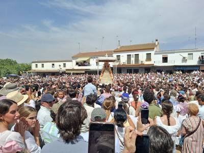  La Virgen del Rocío emociona a vecinos, hermandades y peregrinos en una intensa madrugada de fe