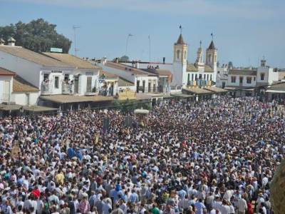 El Rocío renueva su fe multitudinaria procesión de la Virgen en una madrugada de fervor y tradición