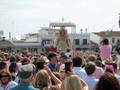 El Rocío renueva su fe multitudinaria procesión de la Virgen en una madrugada de fervor y tradición