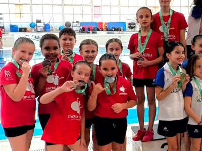 Pleno del Club Natación Sincro Sevilla en el Andaluz absoluto e infantil de verano
