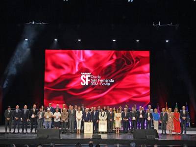 Sevilla reconoce la excelencia de sus ciudadanos e instituciones en la festividad de San Fernando