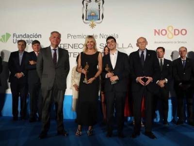 Marta Robles y Elías Cruz reciben los máximos galardones literarios del Ateneo de Sevilla