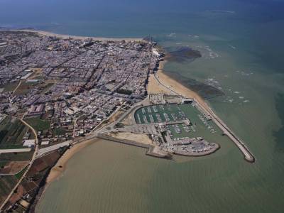 La Junta modernizará el puerto de Chipiona con nuevos sistemas de agua, electricidad y videovigilancia