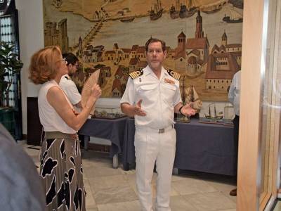 La Comandancia Naval de Sevilla acoge el nombramiento de Ateneísta de Honor al Comandante Naval en un emotivo acto de despedida