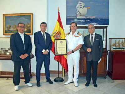 El Ateneo Social y Castrense distingue al Comandante Naval de Sevilla con su máxima distinción honorífica 