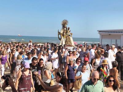 La Virgen del Carmen de Chipiona navegó por aguas y playas del litoral.