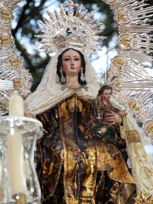 Sevilla honra su tradición marinera con la solemne procesión fluvial de la Virgen del Carmen de Calatrava 