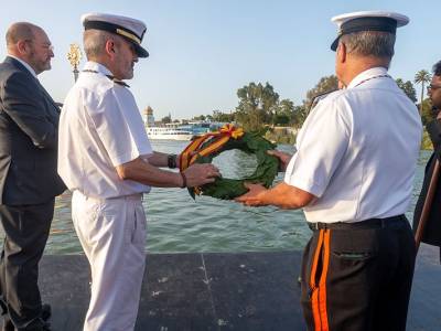 La Virgen del Carmen del Puente de Triana vuelve a surcar el Guadalquivir en una de las grandes estampas de la devoción marinera sevillana