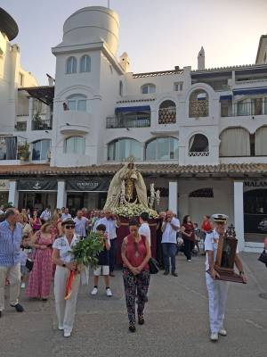  Gelves conmemora la tradición marinera de la Virgen del Carmen con su solemne procesión terrestre y fluvial