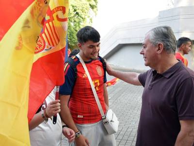 Sevilla celebra con entusiasmo y civismo la victoria de España