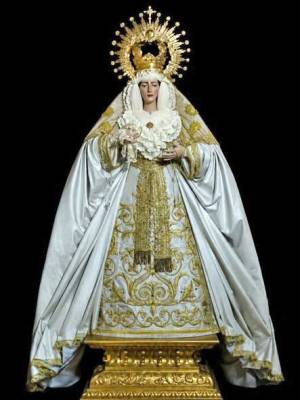 . La Esperanza deAlcalá del Río luce de blanco durante el tiempo estival, fiel a su secular tradición devocional 