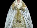 . La Esperanza deAlcalá del Río luce de blanco durante el tiempo estival, fiel a su secular tradición devocional 
