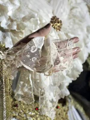 . La Esperanza deAlcalá del Río luce de blanco durante el tiempo estival, fiel a su secular tradición devocional 