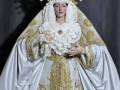 . La Esperanza deAlcalá del Río luce de blanco durante el tiempo estival, fiel a su secular tradición devocional 