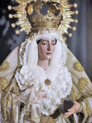 . La Esperanza deAlcalá del Río luce de blanco durante el tiempo estival, fiel a su secular tradición devocional 