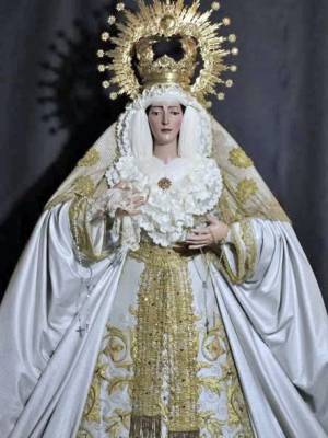 María Santísima de la Esperanza, ataviada para el tiempo estival 