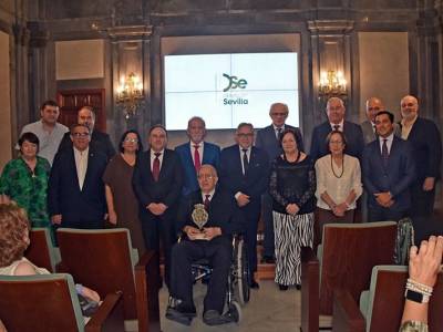  El «Aldabón de Sevilla» distingue al Dr. José Andrés Moreno Nogueira por su trayectoria en la Oncología Médica 