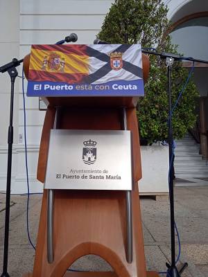 El Puerto de Santa María conmemora la Fiesta Nacional con un solemne homenaje a la bandera y a los caídos por España