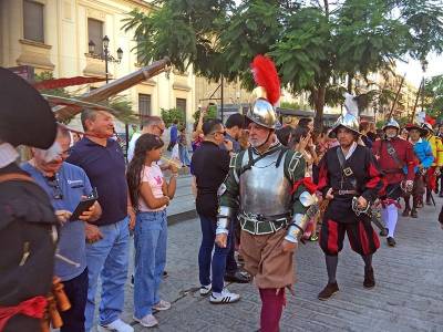 El Tercio de Olivares reivindica la Hispanidad con un solemne desfile por el centro de Sevilla