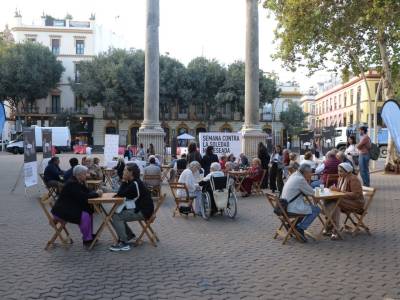 Mesas de «Plazas contra la soledad» en la Alameda de Hércules.