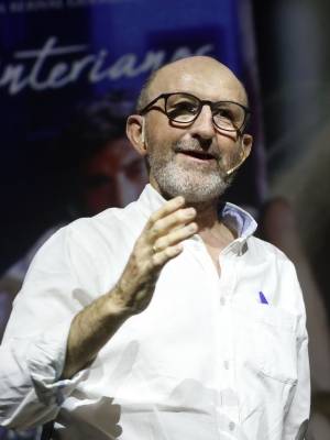 Lleno y rotundo éxito en el Teatro de la Fundación Cajasol en la presentación del libro Quinterianos, homenaje a Jesús Quintero.