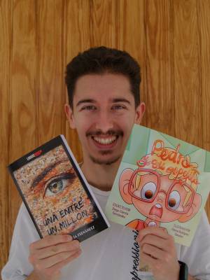 Diego García Fernández con sus libros «Una entre un millón» y «Pedro y su espejito».