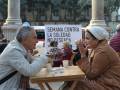Conversación en una de las mesas de «Plazas contra la soledad», en la Alameda de Hércules.