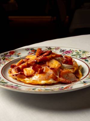 Huevos rotos con pulpo soasado y torreznos, uno de los platos de la nueva carta de La Maestría.