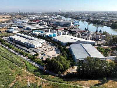 Vista aérea de la zona logística e industrial del Puerto de Sevilla junto al Guadalquivir.