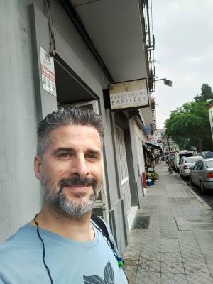 El pintor sevillano Roberto Alberto, que expone «ICTA» en la Fundación Caja Rural del Sur.